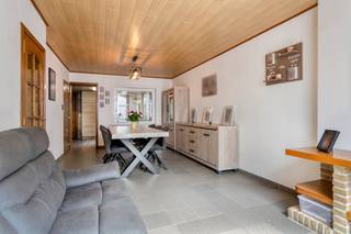 Huis te koop in Ieper met 3 slaapkamers en stadstuin nabij de Vestingen. Deze woning in de Tegelstraat 24 is uitermate geschikt voor wie een woning zoekt in het historische centrum van Ieper. De woning is instapklaar en heeft een leuke stadstuin. Deze woning is ook erg interessant als investering! Bezoekmoment op afspraak op zaterdag 1 augustus om 10u00.<br /><br />INDELING<br />Gelijkvloers: Inkomhal - woonkamer met salon en eetplaats - geïnstalleerde keuken - badkamer met lavabomeubel en douche - aanbouw met toilet en aansluitingen voor wasmachine.<br /><br />Eerste verdieping: Twee slaapkamers<br /><br />Tweede verdieping: Derde slaapkamer en bureauruimte<br /><br />TROEVEN<br />Centraal gelegen<br />Ligging nabij Vestingen, winkels en scholen<br />Dubbele beglazing <br />Zonnepanelen (2800 WP)<br />Instapklaar <br /><br /><br /><br /><br />Dit pand is onderworpen aan de renovatieverplichting van de Vlaamse overheid voor residentiële gebouwen (behoudens bij sloop binnen 5 jaar na de aankoop). Consulteer voor meer informatie de website van het Vlaams Energie- en Klimaatagentschap via https://www.vlaanderen.be/een-woning-kopen/renovatieverplichting-voor-residentiele-gebouwen<br /><br />Bestuursmaatregelen in het maatregelenregister: nee