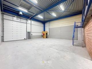 <u><strong>Benaderende OPPERVLAKTE:</strong></u><br />Magazijn: <strong>238.65m²</strong><br />Mezzanine: <strong>74.37m²</strong><br /><strong>Inclusief 2 private parkeerplaatsen en mezzanine </strong>voor de deur (grasdallen) en gemeenschappelijke fietsenstalling. <br /><strong>Grote manoeuvreerruimte</strong>, die de toegankelijkheid van opleggers mogelijk maakt.<br /><br /><strong><u>SPECIFICATIES:</u></strong>
<ul>
<li><strong>Constructie:</strong> Metalen constructie met volledige overspanning </li>
<li><strong>Wanden: </strong>Sandwichpanelen met isolatie en cellenbetonpanelen </li>
<li><strong>Bevloering:</strong> Gepolierde en gewapende betonvloer</li>
<li><strong>Dak:</strong> Geïsoleerd plat dak (steeldeck) met lichtkoepels (rookluiken). Mogelijkheid hierop <strong>zonnepanelen</strong> te plaatsen!!</li>
<li><strong>Poorten: </strong>elektrische sectionaalpoort (h: 4,5m x b: 4,8m) met afzonderlijke loopdeur</li>
<li><strong>Sanitair: </strong>1 toilet met spoelbak</li>
<li><strong>Mezzanine: </strong>74.37m²</li>
<li><strong>Vrije hoogte:</strong> ± 6m</li>
<li><strong>Verlichting</strong>: LED-verlichting</li>
</ul>
<u><strong>NUTSVOORZIENINGEN:</strong></u> Elektriciteit (drijfkracht, 3 x 400V, 32A), stads -en regenwater (regenput van 10.000 liter).<br /><br /><u><strong>LIGGING:</strong></u><br />Vlakbij haven van Zeebrugge, vlotte verbinding naar binnenland via expresweg van Brugge naar E40/E403/A11.<br />- Op 3,3 km van de oprit N31<br /><br /><u>* Bijzonderheden:</u><br />- Onmiddellijk beschikbaar bij het verlijden van de akte<br />- Verdeelsleutel grond (registratie) - en constructiewaarde (Btw): 45/55<br />- Vermelde verkoopprijs is exclusief btw (21%), aansluitingskosten en kosten voor opmaak van het PID en de basisakte.<br />- Onze referentie op <strong>www.centro.be</strong> : <strong>Q0835-67</strong> of contacteer ons via<strong> 050/70.01.02</strong> voor meer info.