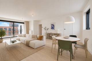 <strong>LIGGING</strong><br />Gelegen in de Kortrijkstraat geniet dit volledig <strong>vernieuwde appartement</strong> van een uitstekende ligging tussen het bruisende <strong>centrum van Deinze</strong> en vlotte verbindingswegen richting Gent en Kortrijk. Op wandel- en fietsafstand vindt u tal van winkels, supermarkten, scholen, horeca en recreatiemogelijkheden. Ook het <strong>station van Deinze</strong> bevindt zich vlakbij, ideaal voor pendelaars. De groene omgeving en de nabijheid van de Leie zorgen bovendien voor een aangename mix van rust en stadscomfort. Dankzij de centrale ligging combineert deze locatie moeiteloos wonen, werken en ontspannen. Een ideale uitvalsbasis voor wie comfortabel en bereikbaar wil wonen in het hart van <span><span>Deinze</span></span>.<br /><br /><strong>INDELING<br /></strong><span>Ontdek dit prachtig <strong>gerenoveerde appartement</strong>, gelegen op de <strong>derde verdieping</strong> van een kleinschalige residentie. Dankzij de <strong>totaalrenovatie in 2026</strong> geniet u hier van een eigentijdse afwerking, een doordachte indeling en een hoog wooncomfort. Bij het binnenkomen wordt u verwelkomd in een ruime inkomhal met gastentoilet. De <strong>lichtrijke leefruimte</strong> vormt zonder twijfel het hart van het appartement. Grote raampartijen zorgen voor een aangename natuurlijke lichtinval en bieden directe toegang tot het <strong>terras</strong> aan de achterzijde. De <strong>volledig uitgeruste keuken</strong> beschikt over alle nodige toestellen en sluit perfect aan op de leefruimte. Verder omvat het appartement <strong>twee volwaardige slaapkamers</strong>, een stijlvolle badkamer met moderne inloopdouche en een praktische berging/wasplaats die extra comfort en opbergruimte biedt. Met zijn kwalitatieve renovatie, uitstekende lichtinval en functionele indeling vormt dit appartement de ideale thuisbasis voor wie op zoek is naar een combinatie van stijl, ruimte en hedendaags wooncomfort.<br /><br /><em>Stedenbouwkundige inlichtingen in aanvraag.</em><br /><br /><strong>Voor meer info of een bezoek:</strong><br /><em>Stéphanie Eeckhout – 0472 13 28 79</em><br /></span>
