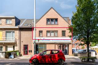 De indeling:<br />- Ruime leefruimte ingedeeld in een eet- en zithoek.<br />- Halfopen keuken voorzien van een dubbele spoelbak, koelkast, vaatwasser en voldoende opbergruimte.<br />- Handige berging met aansluiting voor de was- en droogmachine.<br />- Twee slaapkamers, waarvan één perfect kan dienen als bureauruimte of dressing<br />- badkamer voorzien van een ligbad, toilet en enkele lavabo met bijpassend meubel<br />- Terras aansluitend aan de grote slaapkamer<br /><br />Bijzonderheden:<br />- Bewoonbare oppervlakte: ca. 85 m².<br />- Bouwjaar: 1994.<br />- Gunstig EPC-label B (175 kWh/m²/jaar): geen renovatieplicht, elektriciteit conform gekeurd! Asbestattest in opmaak.<br />- Verwarming via radiatoren op aardgas.<br />- Kleinschalig appartementsgebouw, geen professionele syndicus aanwezig.<br />- Op dit moment correct verhuurd, vraag naar de voorwaarden.<br /><br />Interesse om dit appartement in het centrum van Gooreind te bezichtigen?<br />Vraag je bezoek aan via ons kantoor of bel naar 03/369.42.50.<br /><br />(ver-)Kopen of (ver-)huren in de Noorderkempen?<br />Met vragen kan u altijd bij ons terecht!<br />Dewaele Vastgoed<br /><br />Bestuursmaatregelen in het maatregelenregister: nee