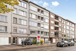Dewaele vastgoed biedt dit verzorgde en instapklare appartement te koop aan op de eerste verdieping van een welonderhouden gebouw aan de Laarsebaan 91. <br /><br />Het pand heeft een bewoonbare oppervlakte van 82 m² en beschikt over een uitstekende energieprestatie met een gunstig EPC-label B. De elektrische installatie is bovendien volledig conform. In het gebouw werden recent het dak vernieuwd en de ramen vervangen door nieuwe, kwalitatieve beglazing.<br /><br />Indeling van het appartement:<br />- Inkomhal: centrale toegang tot alle ruimtes<br />- Woonkamer & eetruimte: lichtrijke leefruimte met een aangename zithoek en eetplaats.<br />- Keuken: praktische, volledig ingerichte keuken met direct toegang tot het terras<br />- Slaapkamer 1: ruime master bedroom<br />- Slaapkamer 2: tweede slaapkamer, momenteel uitgerust met een wand van ingemaakte kasten (ideaal als dressing, kinderkamer of bureau).<br />- Badkamer: eigentijdse badkamer met dubbele wastafel met spiegelkast, handdoekradiator en een douchecabine<br />- Apart toilet: afzonderlijke toiletruimte in de hal<br />- Terras: rustig, west-georiënteerd terras achteraan, voorzien van een ingebouwde opbergkast<br /><br />De ligging in Merksem is absoluut top. U woont op een uiterst gegeerde locatie aan de Laarsebaan, met het groene Runcvoortpark op wandelafstand. Winkels, scholen, openbaar vervoer en belangrijke invalswegen naar de Antwerpse Ring liggen allemaal in de directe nabijheid.<br /><br />Bent u geïnteresseerd om dit vastgoed te kopen in Merksem? Aarzel dan niet om ons te contacteren. Had u graag een gratis schatting van uw eigendom via ons immokantoor? Bel ons voor een vrijblijvend gesprek of mail naar yannick.schnorbusch@dewaele.com<br /><br />Bestuursmaatregelen in het maatregelenregister: nee