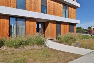 PLAN NU UW BEZOEK AAN EEN AFGEWERKT APPARTEMENT<br />DIT PROJECT KOMT IN AANMERKING VOOR DE 6%* BTW REGELING!<br /><br />Als je mooi, modern en natuurlijk wil wonen in centrum Beveren, dan kan je niet om Pinnacle House heen.<br /><br />Dit unieke project bestaat uit drie moderne gebouwen met in totaal 73 energiezuinige appartementen.<br />De ligging is ideaal: nabij de Prosper Van Raemdonckstraat, op amper 300m van de winkelstraten en de sportzone.<br />Daarnaast is de architectuur om van te smullen. Via grote terrassen en kamerhoge raampartijen heeft elke wooneenheid een directe link met de groenzone. Bovendien zijn ontwerp en indeling heel logisch en functioneel opgevat. Zo beschik je over een ruime leefruimte en een groot zuid of zuidwest georiënteerd terras, is er vloerverwarming aanwezig en kan je je auto kwijt in de grote ondergrondse parking.<br /><br />Benieuwd naar de indeling van de laatste appartementen?<br />Plan NU uw werfbezoek in via verkoop@homevast.be of tel 03 344 77 44.<br /><br />Verder geniet dit project de 6%* BTW regeling. (*onder voorbehoud dat U als koper ook voldoet aan de voorwaarden voor de 6% BTW maatregel (o.a. eigen bewoning,...))