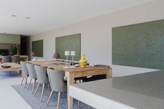 Bij het betreden van de woning valt direct de enorme glaspartij op. Met een lengte van maar liefst 30 meter en een perfecte zuid-oriëntatie, wordt de woning de hele dag door overspoeld met natuurlijk daglicht. De kern van de woning is de zeer ruime, open leefruimte en de volledig ingerichte keuken. Daarnaast zijn er twee slaapkamers en een uitgeruste badkamer voorzien van een lavabomeubel, dubbele inloopdouche, vrijstaand bad en toilet. Daarnaast is er ook nog een apart gastentoilet en praktische bergruimte. Dit huis biedt volop uitbreidingsmogelijkheden indien gewenst: creëer eenvoudig een derde slaapkamer of vergroot de ruimtes met een aanbouw op het gelijkvloers of een extra verdieping.Troeven: - Bouwjaar 2016: modern, energiezuinig en instapklaar- Conforme techniciteiten- Volledig gelijkvloers- Zuidoriëntatie en maximale lichtinval- Perceel van 775m², gelegen in een rustige verkavelingBezoeken aan deze eigendom vinden plaats op afspraak. Contacteer Sarah Hanson (0493 25 46 80) voor meer info of een bezoek ter plaatse!Bestuursmaatregelen in het maatregelenregister: neeDeze AI-visualisaties zijn bedoeld als inspiratie. Er werd geen rekening gehouden met technische specificaties, stedenbouwkundige voorschriften of de concrete mogelijkheden tot realisatie.