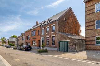 <h3><span><strong>Instapklare gerenoveerde woning met 3 slaapkamers, garage en ruime tuin in Hoegaarden</strong></span><span></span></h3>
<p>Bent u op zoek naar een ruime, instapklare woning waar comfort, energiezuinigheid en een rustige ligging perfect samenkomen? Dan is deze prachtig gerenoveerde gezinswoning in de <strong>Stoopkensstraat 81 te Hoegaarden</strong> beslist een bezoek waard.</p>
<p>Deze verzorgde woning beschikt over een <strong>bewoonbare oppervlakte van 196 m²</strong> en is gelegen op een mooi perceel van <strong>7 are 70 ca</strong>. Dankzij de doordachte renovatie geniet u van een hedendaags wooncomfort met een <strong>gunstig EPC B (162 kWh/m²/jaar)</strong>, wat zorgt voor een lagere energiefactuur en een aangenaam binnenklimaat.</p>
<p>Binnen treft u een lichtrijke leefruimte, een praktische keuken en voldoende ruimte voor het hele gezin. Op de verdieping bevinden zich <strong>drie volwaardige slaapkamers</strong> en een comfortabele badkamer.</p>
<p>Buiten geniet u van een aangename tuin waar u in alle rust kunt ontspannen, spelen of gezellig tafelen met familie en vrienden.</p>
<p>Extra troef is de <strong>inpandige garage</strong>, ideaal voor het veilig parkeren van uw wagen en extra bergruimte.</p>
<p>De woning is rustig gelegen, met een vlotte verbinding naar het centrum van Hoegaarden, winkels, scholen en belangrijke invalswegen.</p>
<h3>Troeven</h3>
<ul>
<li>Volledig gerenoveerde woning</li>
<li>196 m² bewoonbare oppervlakte</li>
<li>Perceel van 770 m²</li>
<li>3 volwaardige slaapkamers</li>
<li>EPC B - 162 kWh/m²/jaar</li>
<li>Zonnepanelen</li>
<li>Inpandige garage</li>
<li>Ruime tuin</li>
<li>Instapklaar</li>
<li>Rustige ligging met goede bereikbaarheid</li>
</ul>
<p>Interesse? Neem vandaag nog contact op met <strong>Laurens</strong> voor meer informatie of een bezoek ter plaatse <strong>0496 07 89 48</strong>.</p>