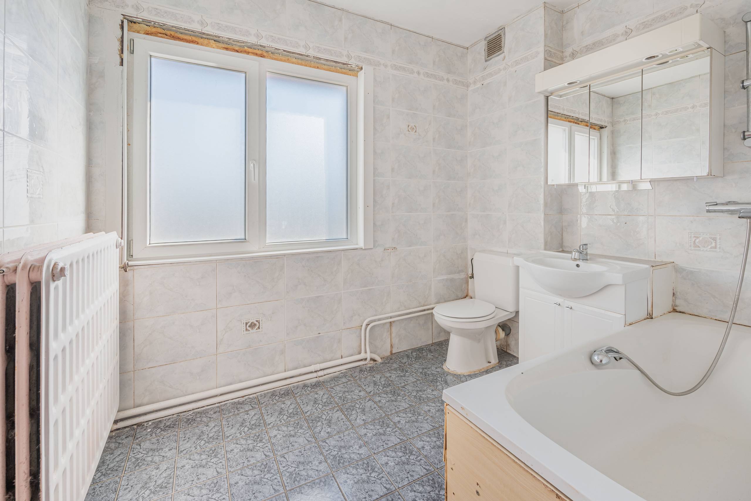 Ruime te renoveren gezinswoning met garage. - foto 4