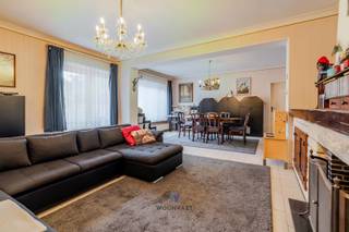 Ben je op zoek naar een ruime woning die gelegen is op wandelafstand van openbaar vervoer, winkels, park, martk,.... GEVONDEN!<br /><br />De woning kenmerkt op de benedenverdieping de inkomhal, de polyvalente ruimte (mogelijkheid tot het uitoefenen van een vrij beroep), de lichtrijke woonkamer, de keuken (enkele spoelbak, vaatwasser, gaskookplaat, dampkap, oven) &amp; aanpalende berging, de badkamer met ligbad en enkele wastafel in meubel, het apart toilet, de technische ruimte en de garage + een ruime oprit voor 3 wagens.<br /><br />Op de eerste verdieping zijn er 2 ruime slaapkamers aanwezig.<br />Kamers te weinig? Er is nog een ruime zolder die kan ingericht worden naar wens.<br />Extra bergruimte is er in de droge kelder en de stockagezolder boven de technische ruimte &amp; keuken.<br /><br />TROEVEN IN EEN NOTENDOP:<br /> - Nieuwe condensatieketel op aardgas (2017)!<br /> - Manuele rolluiken aanwezig!<br /> - Uitmuntende locatie!<br /> - Parkeermogelijkheden!<br /> - Mogelijkheid tot uitoefenen van vrij beroep!<br /> - 4 slaapkamers mogelijk!<br /><br />Meer informatie/ een bezoek? Maak eenvoudig jouw afspraak op WWW.WOONVAST.BE of contacteer Jonas op 0468 19 11 62 of via jonas@woonvast.be