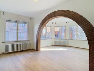 <p>This charming, renovated two-bedroom apartment offers an appealing combination of authentic charm and contemporary living comfort. Thanks to the recent renovation and the preservation of characterful features, such as the herringbone parquet and fireplace elements, you'll enjoy a warm and stylish living environment here.</p><p>Through the entrance hall, you enter the spacious and bright living room. The authentic features give this space a distinctive character, making it a pleasant place to live. Adjoining is the separate fitted kitchen, equipped with a hob, oven, fridge and double sink.</p><p>The apartment also has two spacious bedrooms, which can be flexibly arranged as a bedroom, study or hobby room. The bathroom is fitted with a bathtub with shower, a washbasin and a toilet.</p><p>The location is a key advantage of this apartment. You'll enjoy a very convenient connection to the station and the city centre. Shops, public transport, schools and other everyday amenities are within walking and cycling distance, allowing you to get around easily and efficiently.</p><p>The apartment is available immediately. Individual consumption of gas and electricity is not included and is paid directly by the tenant. In addition, there is a monthly provision for the maintenance of the common areas.</p><p>Are you looking for a renovated two-bedroom apartment with authentic features and a garage box in a practical location? Then arrange your viewing quickly via www.living-stone.be</p>
