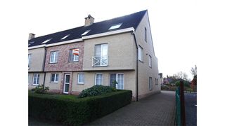 Een mooi afgewerkt duplex appartement met op de eerste verdieping een ruime woonkamer met open, ingerichte keuken, toegang tot het terras,...