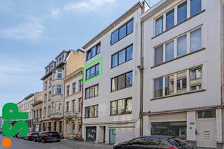 Gerenoveerde studio op de 3e verdieping van een pand op zeer centrale locatie.<br /><br />Indeling: inkom, ruime leefruimte met slaaphoek, keuken, badkamer met aansluitingen voor wasmachine..<br />De studio is in goede staat en is helemaal klaar voor een nieuwe bewoner.<br /><br />De gemeenschappelijke kosten bedragen € 100/maand (incl. waterverbruik).<br /><br />Zeer centraal gelegen nabij Astridplein en Centraal Station, het Operaplein en de Meir.<br /><br />EPC: 187 kWh/m².<br /><br />Meer info?<br />Contacteer het kantoor van IMMO SP in Antwerpen via info@immosp.be of 03 226 20 40.