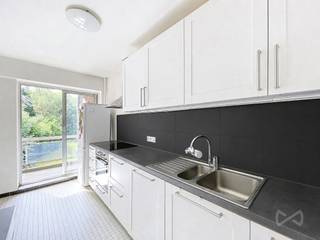 WEZEMBEEK-OPPEM – het gemak van winkels, restaurants, scholen, sportinfrastructuur, openbaar vervoer en autosnelweg, alles binnen handbereik. Dit appartement van +/- 89m² (volgens EPC), op de 2de verdieping, is als volgt ingedeeld: inkomhal met ingebouwde vestiairekast en apart toilet, ruime en lichtrijke woonkamer van +/- 31m² met toegang tot het balkon van +/- 11m², keuken van +/- 9m² uitgerust met een keramische kookplaat, oven, afwasmachine, frigo, diepvries en dampkap met koolstoffilters, 2 slaapkamers van +/- 12m² en +/- 15m², badkamer met lavabo, toilet, wasmachine, droogkast en een ligbad. Daarnaast zijn er nog 2 staanplaatsen en een privatieve kelderruimte inbegrepen. Het appartement werd in 2018 gerenoveerd en is ideaal als eerste woning. Bijkomende info: EPC: C – 228 kWh/m²/jaar, elektriciteit conform, beschikbaar vanaf 01/08/2026, huurcontract voor lange termijn, maandelijkse provisie van €265 voor water, verwarming, conciërge, onderhoud van de tuin, beheer van het gebouw en de lift. Meer informatie of een bezoek? Contacteer WE INVEST OVERIJSE op 02/455.20.35 of via e-mail overijse@weinvest.be! Niet-contractuele advertentie, onder voorbehoud van wijzigingen. Oppervlaktegegevens zijn indicatief.