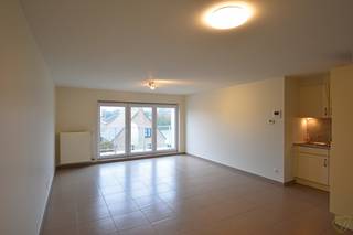 Het appartement bevindt zich in residentie "Paulien" in de Burggravenstraat te Eeklo.<br /><br />Samenstelling: inkomhal met apart toilet, woonkamer met open keuken, berging, badkamer met ligbad en slaapkamer.<br /><br />Het appartement is voorzien van een gemeenschappelijke fietsenberging en autostaanplaats.<br /><br />Het volledige appartement werd reeds volledig herschilderd en voorzien van gordijnen in de woonkamer en slaapkamer.<br /><br /><strong>Interesse? Vraag uw bezoek aan via onze website!</strong>