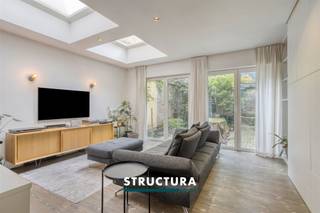 Prachtig modern gelijkvloers appartement met een aangename terras/binnenplaats.Structura biedt u deze prachtige eigendom aan in hartje Brussel.Het appartement, in een eigentijdse/moderne stijl met een voorgevel vol charme, instapklaar. Deze kwaliteitswoning, gelegen op de gelijkvloerse verdieping, beschikt over heel wat natuurlijk daglicht, een moderne indeling, een ruime leefruimte, een fietsenstalling en nog veel meer... De indeling van het appartement is als volgt: - Niveau -1: een slaapkamer met badkamer (bad en inloopdouche), voldoende extra ruimte voor eventueel een dressing.- Gelijkvloers: ruime, lichtrijke leefruimte met moderne open keuken, een kantoorruimte (op mezzanine), wc en een aangename terras/binnenplaats.- 1e verdieping: een kinderkamer/kantoorruimte.Kenmerken: - Modern interieur met authentieke gevel - Praktische en moderne indeling- Fietsenstalling - Aangenaam terras/binnenplaats- Individuele water, gas- en elektriciteitsmeters- Veel natuurlijk daglicht- Elektriciteit: conform.- Instapklaar- Kelder - Ideale ligging: strategische locatie, vlakbij de belangrijkste toegangswegen, openbaar vervoer, scholen, winkels en andere voorzieningen (leuke bars en restaurants), op wandelafstand van de Grote Markt van Brussel Meer informatie of een bezichtiging? Neem contact op met STRUCTURA op 02/460 80 46 of via mail op info@structura.be.