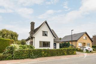 <p><span>In Erps-Kwerps bevindt zich deze karaktervolle vrijstaande woning met een bewoonbare oppervlakte van 174 m², gelegen op een mooi perceel van 7a 40ca. De woning biedt vandaag al een aangename basis maar is vooral interessant voor wie op zoek is naar een woning die volledig naar eigen smaak en wensen kan worden gerenoveerd.</span></p><p><span>Bij het binnenkomen kom je terecht in de ruime leefruimte, waar dankzij de grote oppervlakte voldoende plaats is voor zowel een gezellige zithoek als een eetruimte. Aansluitend bevindt zich de keuken. Vanuit de keuken is er een aangenaam zicht op de aangebouwde veranda en de tuin. De veranda biedt bovendien mogelijkheden om als tweede leefruimte ingericht te worden of als verlengde van de keuken. Naast de keuken bevindt zich nog een praktische berging. Op het gelijkvloers is tevens een afzonderlijk toilet aanwezig. </span></p><p><span>Op de eerste verdieping beschikt de woning over twee ruime slaapkamers en een derde, compactere kamer die ideaal kan worden ingericht als kinderkamer, bureau of hobbyruimte. Ook de badkamer bevindt zich op deze verdieping, uitgerust met een ligbad, lavabo en toilet. Deze ruimte biedt bovendien nog mogelijkheden om in de toekomst verder uit te breiden en aan te passen aan de noden van de nieuwe bewoners.</span></p><p><span>Achteraan de woning bevindt zich een handige garage, wat zorgt voor extra comfort en praktische bergruimte. Daarnaast beschikt de woning over een kelder, een interessante bijkomende troef bij een renovatie.</span></p><p><span>De woning is uitstekend gelegen met winkels, scholen en openbaar vervoer in de nabije omgeving. Ook Leuven, Brussel en de omliggende gemeenten zijn vlot bereikbaar. Een praktische ligging die wonen in een rustige, residentiële omgeving combineert met een goede bereikbaarheid. </span></p><p><span> </span></p><p><span>Interesse in deze woning? Contacteer ons via 016 15 31 15 of info@immolivit.be.</span><span> </span></p>