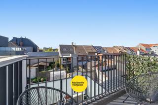 Dit recent appartement met twee slaapkamers, gelegen in Bredene, werd gebouwd in 2025 en is voorzien van de modernste technieken.<br /><br />De lichtrijke leefruimte met open keuken is afgewerkt met hoogwaardige parketvloeren en voorzien van vloerverwarming, grote aluminium ramen met hoogrendementsglas en een volledig uitgeruste keuken met natuursteen werkblad, inductiekookplaat, oven, microgolfoven, koelkast, diepvries en vaatwasmachine.<br /><br />Het appartement beschikt over twee slaapkamers, elk voorzien van parketvloer, vloerverwarming, ventilatie en thermostaatregeling. De badkamer is modern ingericht met een inloopdouche, lavabo met meubel en spiegelkast, terwijl het apart toilet extra gebruiksgemak biedt. Een praktische berging herbergt de warmtepomp, aansluiting voor wasmachine, ventilatie en omvormer voor de zeven zonnepanelen op het dak.<br /><br />Elektriciteit is conform tot 2050 en het appartement is aangesloten op systeem D ventilatie, wat zorgt voor een gezond binnenklimaat. Gemeenschappelijke ruimtes omvatten een fietsen- en vuilnisberging. Er is een optionele aankoop mogelijk van een autostaanplaats , wat extra gemak biedt voor de wagen.<br /><br />Dit appartement is een ideale keuze voor wie een moderne, energiezuinige woning zoekt in een rustige, maar goed bereikbare omgeving aan de Belgische kust.<br /><br />Interesse? Contacteer ons en plan uw bezoek in!