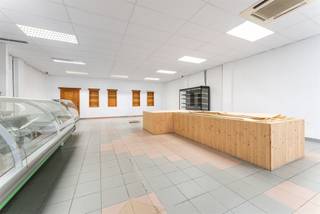 Op zoek naar een uiterst goed gelegen handelspand in de dorpskern van Woumen, deelgemeente van Diksmuide?Zoek niet langer! Het ruime handelspand, 234...