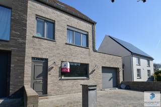 RAMSKAPELLE – Ruime woning met 3 slaapkamers, garage en tuin gelegen in het centrum van Ramskapelle.INDELING: Inkomhal met gastentoilet, badkamer en...