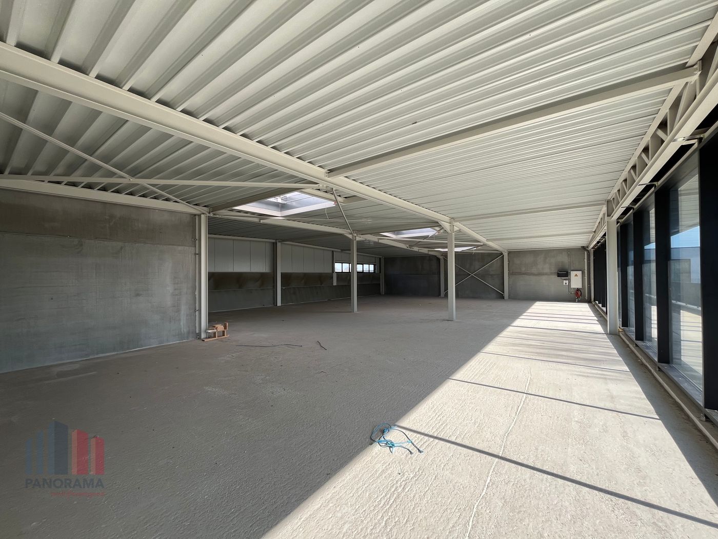 351 m² showroom/kantoor op absolute toplocatie nabij de R4 - foto 3