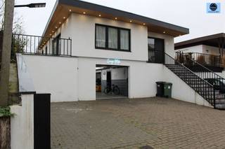 HOUSE WITH COMMERCIAL SPACE AND 3 BEDROOMSAsking price: 470,000 euroThis property is 2-part , viz at the bottom it is a well running garage.Cease due...