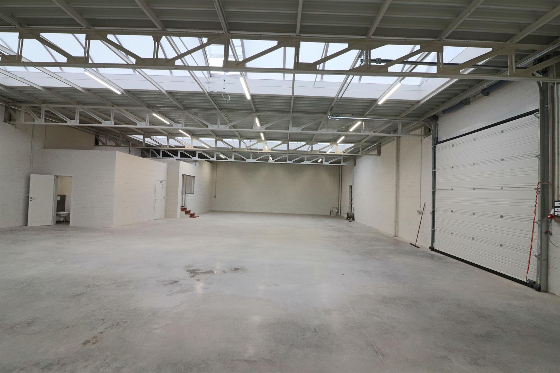 Ideaal gelegen loods met bureel en grote parking. - foto 4
