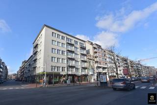 Dubbele autostaanplaats in de Bayauxlaan te koop, centraal gelegen in deze zijstraat van de Lippenslaan. <br />Niet geschikt voor een SUV, o.w.v. de beperkte hoogte. <br />Hoogte : 1.70 m diepte 10 m en breedte 2.60 m