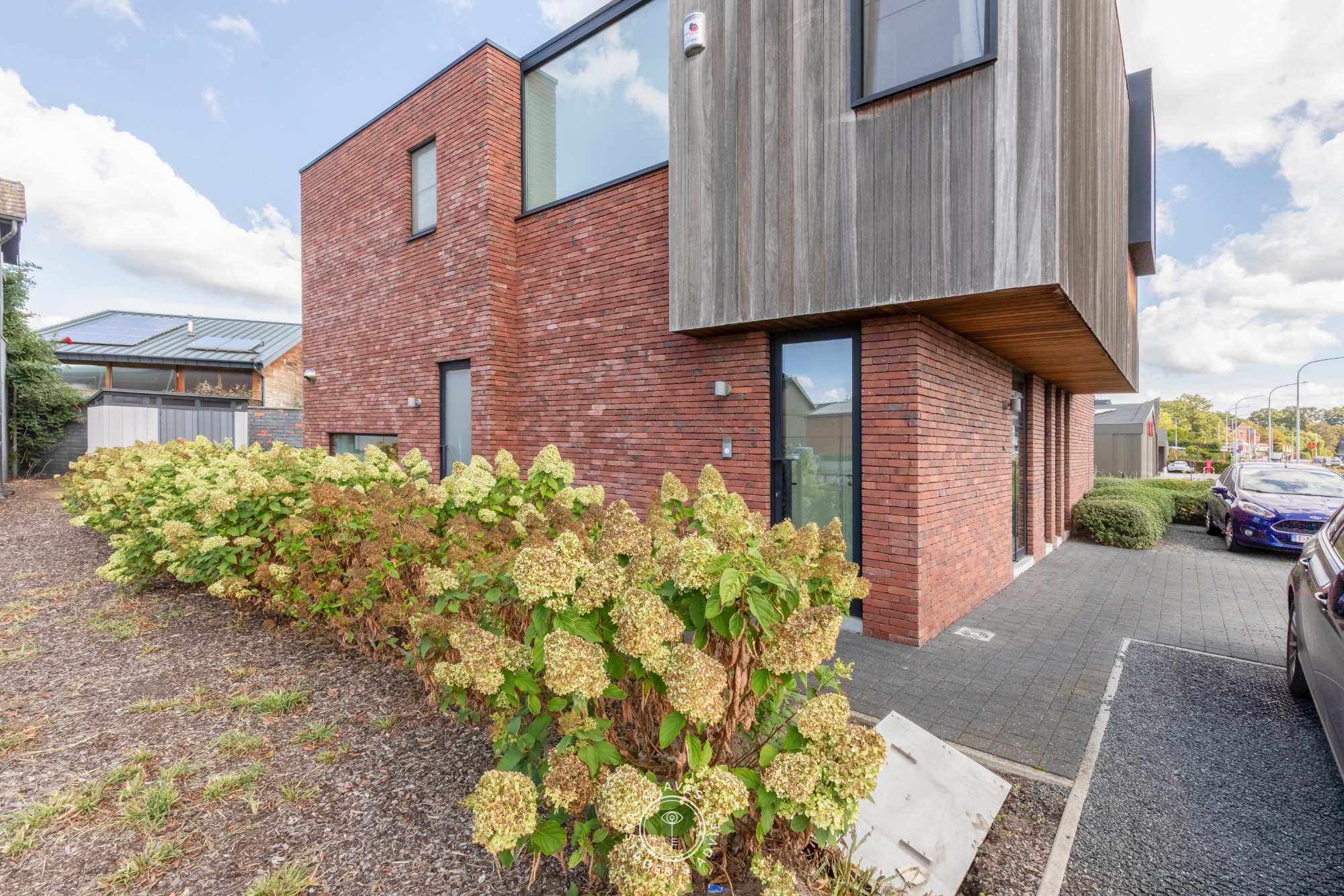 Modern kantoorgebouw met verhuurd appartement op uitstekende zichtlocatie in Belsele - foto 4
