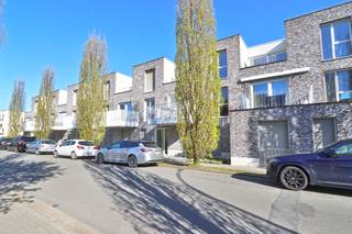 Op zoek naar een recent en instapklaar appartement met twee terassen in het centrum van Beveren? Dit verzorgd en goed ingedeeld appartement, gebouwd in 2017, combineert comfort, energiezuinigheid en een centrale ligging op wandelafstand van de winkels, het centrum en de sportzone. <br /><br />Het appartement bevindt zich op de tweede verdieping van 'Residentie Velodroom' en heeft een bewoonbare oppervlakte van 67,50 m², aangevuld met twee terrassen met een totale oppervlakte van 13,50 m². Hierdoor geniet u op elk moment van de dag van zon of verkoeling. <br /><br />Bij het binnenkomen treft u de inkomhal met vestiairemogelijkheid. De lichtrijke leefruimte met open keuken vormt het hart van het appartement en is uitgerust met alle hedendaagse comfort. Verder beschikt het appartement over een apart toilet met handenwasser, een praktische berging met aansluiting voor wasmachine en droogkast en een ruime, lichtrijke slaapkamer met aansluitend de badkamer, voorzien van een inloopdouche, dubbel lavabomeubel en spiegelkasten. <br /><br />De mogelijkheid bestaat om in de ondergrondse parking een autostaanplaats met aansluitende berging optioneel mee aan te kopen aan de prijs van 25 000 euro. <br /><br />De voornaamste troeven van dit appartement zijn: de energiezuinigheid, warm waterproductie d.m.v. een zonneboiler, ventilatiesysteem type C+, automatische zonnescreens, de rustige doch centrale ligging, de aanwezigheid van een lift in het gebouw,... <br /><br />Een ideale opportuniteit voor starters, alleenstaanden of investeerders die op zoek zijn naar een zorgeloze en kwalitatieve woonst op een zéér goede locatie. Te koop aan 2% registratierechten (enige eigen woning) of 12% (investering).<br /><br />Interesse in dit gezellige appartement? Contacteer ons via verkoop@homevast.be of bel naar 03 344 77 44 voor meer informatie of een bezoek ter plaatse. We leiden u graag rond!