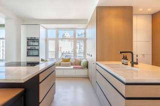 Dit volledig gerenoveerd appartement is gelegen op de 4de verdieping van de unieke Meir Building in het hartje van onze stad. Het onderging...