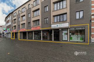 <p><span>Weggestraat 13 - Merksem</span></p><p><span> </span></p><p><span>Handelsgelijkvloers (502 m²) met een waaier aan mogelijkheden in Merksem.</span></p><p><span> </span></p><p><span>In de Weggestraat, een zijstraat van de levendige Bredabaan, ontdek je dit uitzonderlijk ruim handelsgelijkvloers van maar liefst 502 m². Een ideale locatie voor ondernemers die groot dromen, dankzij de hoge visibiliteit, sterke passage en uitstekende bereikbaarheid met auto, fiets én openbaar vervoer.</span></p><p><span>Binnenin geniet je van een immens potentieel en een zee van ruimte: de open ruimtes laten elke commerciële invulling toe, van winkel tot showroom of praktijk. De indeling is ook nog volledig naar eigen wens aan te passen. Het gebouw werd opgetrokken in 2003 en biedt tal van kwalitatieve troeven zoals driedubbele aluminiumramen, airconditioning, een condensatieketel op gas en een ondervloer geïsoleerd met PUR. Bovendien voldoet het dak aan de isolatienormen van 2020.er is een parking aanwezig met sectionale poort </span></p><p><span>De vaste kosten bedragen €1.700/jaar en omvatten o.a. de blokpolis, syndicus en het onderhoud van de gemene delen.<br /><br />Dit handelsgelijkvloers ligt in een dynamische buurt nabij winkels, openbaar vervoer en vlotte invalswegen. Dankzij de centrale ligging en de nabijheid van groen is dit een plek waar klanten en medewerkers zich meteen thuis voelen.</span></p><p><span>Ben je op zoek naar een handelsgelijkvloers met een zee van ruimte en eindeloos potentieel? Mis deze kans niet! Bewoonbare opp. 502 m² ref.: bruto vloeropp. Voor meer info of een gratis schatting surf naar www.hansimmo.be</span></p><p><span> </span></p>