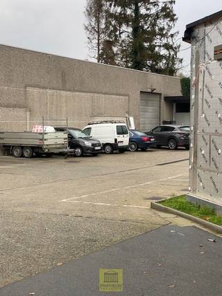 Direct vrij! Deze magazijnruimte (met bureelruimte) is heel goed gelegen aan de Moorselbaan met inclusief 3 parkeerplaatsen en 2 extra...