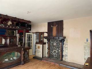 <p><span>Ruime en karaktervolle woning op gunstige locatie in het centrum van Borgloon</span><span><br /><br />Deze gesloten bebouwing is centraal gelegen in het hart van Borgloon en biedt een unieke <br />opportuniteit voor wie op zoek is naar een renovatieproject met tal van mogelijkheden.<br /><br />De woning beschikt over een ruime bewoonbare oppervlakte en telt momenteel vijf volwaardige <br />slaapkamers, met de mogelijkheid om uit te breiden naar zes slaapkamers. Hierdoor is deze <br />eigendom uitermate geschikt voor grote gezinnen, investeerders of wie wonen en werken wenst<br />te combineren.<br /><br />De woning geniet van een aangename indeling met een ruime leefruimte en open keuken, wat <br />zorgt voor een lichtrijke en open sfeer. Aansluitend aan de keuken bevindt zich een praktische <br />berging. Verder is er een aparte eetkamer aanwezig die perfect kan worden ingericht als <br />bureauruimte, ideaal voor wie regelmatig van thuis uit werkt.<br /><br />Op de eerste verdieping bevinden zich 2 slaapkamers en een badkamer, op de tweede verdieping<br />onderscheiden we nog 3 slaapkamers en een berging. <br /><br />Achteraan het perceel bevindt zich een garage met aansluitend een atelier. Deze extra ruimtes <br />bieden tal van mogelijkheden en zijn ideaal voor het uitoefenen van een hobby, het creëren van <br />een werkplaats of het stockeren van materiaal in het kader van een zelfstandige activiteit.<br /><br />Dankzij de centrale ligging geniet u van een vlotte bereikbaarheid en bevinden winkels, scholen <br />en andere voorzieningen zich op wandelafstand. Kortom, een eigendom met veel potentieel voor <br />wie zijn eigen stempel wil drukken en op zoek is naar ruimte, ligging en mogelijkheden.<br /></span><span><br />Wenst U meer informatie over deze woning of een bezichtiging?<br />Contacteer ons via 012 26 22 05 of info@hetimmohuis.be</span></p>