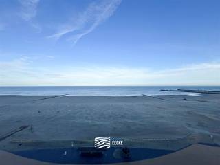 <p><span>Appartement lumineux sur les toits avec chambre</span></p>