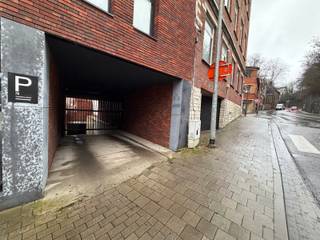 Deze ondergrondse parkeerplaats is gelegen in een recent en modern gebouw in de Mechelsestraat in Leuven en vormt een uitstekende oplossing voor...