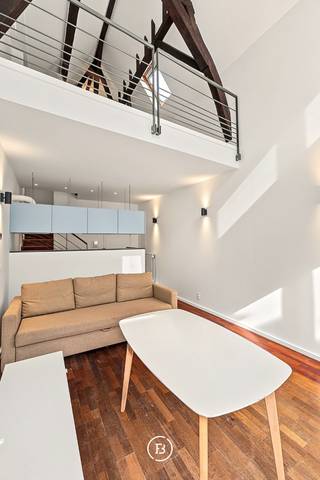 In het hart van Brussel, op een gegeerde locatie nabij de Grote Markt, bevindt zich deze charmante, volledig gemeubelde duplex van ongeveer 75 m². De woning combineert een praktische indeling met een gezellige uitstraling en vormt een ideale woonplek voor wie graag midden in het bruisende stadsleven verblijft.<br /><br />De duplex is verdeeld over twee niveaus en beschikt over een aangename leefruimte met voldoende plaats voor een zit- en eetgedeelte. De volledig ingerichte keuken sluit hier mooi bij aan en zorgt voor een praktische en gezellige leefomgeving.<br /><br />Het appartement is volledig gemeubeld en is bijgevolg meteen instapklaar. Dankzij de centrale ligging bevinden de Grote Markt, winkels, restaurants, cafés en tal van culturele bezienswaardigheden zich op wandelafstand. Ook het openbaar vervoer is vlot bereikbaar, waardoor u zich gemakkelijk door Brussel en omgeving kunt verplaatsen.<br /><br />Gemeenschappelijke lasten: €65/maand<br />Provisie water en verwarming: €150/maand