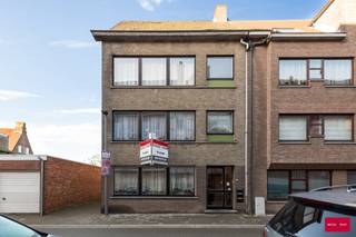Interessant opbrengsteigendom op topligging bestaande uit drie 2-slaapkamer appartementen. Dit goed onderhouden opbrengsteigendom bestaat uit...