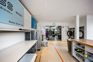 Opbrengsteigendom te Pulhof!Dit kleinschalig gebouw omvat een ruim handelgelijkvloers (ca. 229m²) met daarboven 2 appartementen en achterliggend nog...