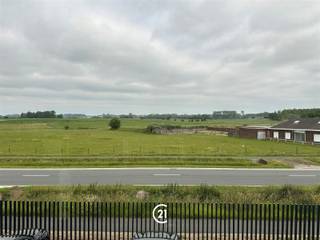 <p>Bent u op zoek naar een praktische en goed bereikbare kantoorruimte? Deze kantoor- of handelsruimte in Ninove ligt vlak aan de belangrijke invalsweg N8, wat zorgt voor een vlotte verbinding en hoge visibiliteit.</p><p>Het pand beschikt over een eigen, aparte toegang en is ingedeeld in vijf afzonderlijke ruimtes, elk uitgerust met airco en netwerkaansluitingen. Ideaal voor bedrijven die op zoek zijn naar een functionele, moderne werkplek.</p><p>Extra voorzieningen:</p><p>Gescheiden toiletten (dames/heren)<br />Kitchenette voor dagelijks gebruik<br />Terrasje om even buiten te genieten tijdens de pauze<br />Voldoende parking voor personeel en/of cliënteel</p><p>Oppervlaktes ruimtes:<br />Bureau 1: 155,25m²<br />Bureau 2: 38,16m²<br />Bureau 3: 37,65m²<br />bureau 4: 76,34m²<br />Bureau 5: 14,35m²</p><p>Deze ruimte is perfect geschikt voor kantoren, vrije beroepen of andere dienstverlenende activiteiten.</p><p>Contacteer ons kantoor voor meer informatie of een bezichtiging !</p>