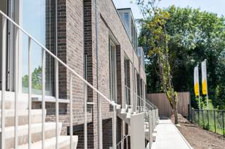 Lot 6 biedt het beste van compact en comfortabel wonen. De leefruimte geniet van veel natuurlijk licht en vormt samen met de buitenruimte een aangename plek om elke dag van thuis te komen. De architect speelde met verschillende volumes en zichtlijnen, wat zorgt voor een eigentijdse uitstraling en een ruimtelijk gevoel.