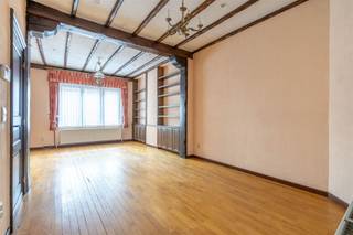 Century21ImmoNero stelt voor, uitstekend gelegen in het centrum op wandelafstand van alle faciliteiten en scholen, en van treinstation, biedt deze verrassend ruime woning (216m² volgens EPC) : Gelijkvloers: Inkom met trap; Living 37m² aansluitend aan ruime keuken met ontbijthoek 21m², WC en garage/berging 14m² voor motos en fietsen en een mooi terras van 40m² . Verdiep: 2 kamers van 27m² en 12m² , bureau van 5m² en een badkamer met ligbad, douche en WC. Grote zolder van 50m² met 1 afgewerkte kamer en 1 nog af te werken kamer. kelder van 50m². ASBESTVEILIG! meer info op : www.groenendaalsesteenweg8.be