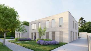 <span><strong>INDELING<br /></strong><strong>GELIJKVLOERS<br /></strong>Inkomhal met vestiaireruimte. Gastentoilet met handenwasser.<br />Woonkamer met zit- en eethoek. Open (leef)keuken met zicht op en toegang tot terras en tuin en voorzien van de volgende toestellen nl. elektrische kookplaat, afzuigkap, combi-microgolfoven, vaatwasmachine en koelkast. Berging. Achterinkom/wasplaats. Ruime garage met sectionaalpoort en plaats voor het stallen van fietsen/afvalcontainers. <br /><br /><strong>1STE VERDIEPING<br /></strong>Overloop van de 1ste verdieping met lichtkoepel. Toiletruimte met handenwasser. Berging. 4 slaapkamers waarvan één met dressingruimte. <br />Badkamer voorzien van dubbel badkamermeubel, inloopdouche en ligbad. Wasplaats met aansluiting voor wasmachine/droogkast. <br /><br /></span><strong>BUITEN<br /></strong>Oprit tot aan de garage. Zuid georiënteerd terras met omheinde tuin. <br /><span>Mogelijkheid tot het plaatsen van een laadinfrastructuur.</span><br /><br /><span><strong>BIJZONDERHEDEN<br /></strong>Vloerverwarming via warmtepomp lucht/water (koelen én verwarmen). Aluminium schrijnwerk. Dubbele beglazing.<br /><span>Screens op het gelijkvloers en op de verdieping (ramen op het zuiden). Ventilatiesysteem type-D. Regenwaterput. Zonnepanelen.</span><br /><br />Project & uitvoering: Gomabouw te Merksplas.<br /><br /><span>Contacteer ons kantoor voor meer informatie betreffende de afwerking en mogelijkheden van deze woning!</span><br /><br /><span><strong>Verkoop zal plaatsvinden onder RR (12%) op het grondaandeel en BTW (6%) op de constructie.</strong></span></span>