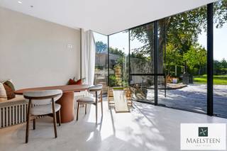 Een villa waar comfort, verfijning en woonkwaliteit op natuurlijke wijze samenkomen. <br /><br />In de residentiële rust van de Burggraaf de Nieulantlaan in Sint-Andries bevindt zich deze bijzonder verzorgde en perfect instapklare villa. Een woning waar hoogwaardige afwerking, hedendaags comfort en energiezuinigheid harmonieus samengaan. Alles is aanwezig om er zonder verdere ingrepen een bijzonder aangename thuis van te maken. Of beter gezegd: u hoeft enkel nog te verhuizen.<br /><br />De ligging vormt een bijkomende troef: een rustige en residentiële omgeving, terwijl het centrum van Brugge, de Expresweg en de autosnelwegen bijzonder vlot bereikbaar zijn. <br /><br />Samenstelling: <br />Ruime inkomhal met vestiaire en gastentoilet. Het woongedeelte met parket is helemaal open maar biedt verrassend genoeg gezellige ruimtes (TV-Hoek, salon met gashaard, eetplaats). De keuken vormt zonder twijfel het kloppende hart van de woning. Hier werd gekozen voor een uitzonderlijk hoogwaardige uitvoering met onder meer V-ZUG-toestellen, een granieten werkblad, houthaard, ontbijtruimte en een aparte koffiehoek. De grote raampartijen openen het zicht volledig naar de tuin en zorgen voor een overvloed aan natuurlijk licht. In de tuin werden verschillende, zonnige terrassen aangelegd. Bijkomend op het gelijkvloers: wasruimte, douche, koelcel.<br /><br />Op het verdiep: master-bedroom met dressing en en-suite douchekamer. 2 ruime slaapkamers. Luxe badkamer met ligbad en douche. Apart toilet.<br />Via een vaste trap bereiken we de tweede verdieping waar een grote slaapkamer is, en waar ook de echte zolder zich bevindt.<br /><br />Ruime kelder toegankelijk vanuit de inkom.<br /><br />Troeven: Domotica, EPC B (score 115), zonnepanelen (17kw), airco in de slaapkamers, batterij (7,5kw), residentiële topligging (mobi-score 9/10)<br /><br />Een uitzonderlijke woning voor wie geen compromis wil maken tussen wooncomfort, afwerking en ligging.<br /><br />Neem zeker contact op met al uw vragen of om uw persoonlijke afspraak (7/7) vast te leggen: 0478 93 72 00 of maxime@maelsteen.be