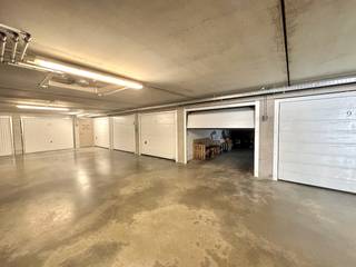 Dit gezellig éénslaapkamer appartement MET GARAGE maakt deel uit van een verzorgde blok en ligt in één van de gekende straten te Ertvelde met om de hoek het levendige CENTRUM ! Hier kan u genieten van de ideale combinatie van ruimte, rust & bereikbaarheid ! Het appartement werd prima onderhouden en is zeer gezellig door het gebruik van tijdloze & kwaliteitsvolle materialen (BJ 2018) en met zijn E-peil 47 zijn zeer lage energiekosten gegarandeerd ! Vanuit de lichtrijke leefruimte heeft u een toffe verbinding met het volwaardig goed georiënteerd en ruim privé zonneterras en achteraan het gebouw kan u als bewoner vertoeven op het gezamenlijk zonneterras, dit is een enorme meerwaarde voor wie graag voldoende bewegingsruimte wenst ! Een ander extra pluspunt is de afgesloten garagebox in de parkeerkelder ! Met al deze pluspunten zal u bij aankoop van dit appartement beschikken over al het gewenste hedendaags comfort ! <br />Troeven:<br />- BOUWJAAR 2018 - TOPLIGGING;<br />- EPC LABEL A;<br />- Instapklaar, modern, praktisch & volwaardig ! <br />- Zeer ruim zonneterras + gebruik van de aangename tuin op het gelijkvloers;<br />- 1 volwaardige slaapkamer met aansluitend de moderne badkamer (inloopdouche);<br />- Aanwezigheid lift en gemeenschappelijke fietsenberging; <br /><br />Indeling: inkom met apart toilet en vestiaire, ruime leefruimte met open geïnstalleerde keuken, berging/wasplaats, volwaardig zonneterras, slaapkamer, badkamer met inloopdouche en dubbele lavabo.<br />+ de garagebox in de parkeerkelder (inrit aan de zijkant van het gebouw). Incl. in de prijs.<br />+ de gebruik van de gemeenschappelijke fietsenberging en de ruime groene tuin/terras.<br /><br />Als koper hoeft u zich de komende jaren geen zorgen te maken ! Dit appartement kan ook gezien worden als investering met een mooie huurwaarde. Hier beschikt u over totaal comfort. <br />Meer info of een bezoek? Bel WIJSvastgoed op +32 9 395 80 10 !