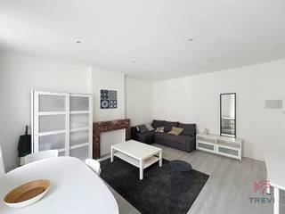<p><strong>BRUSSEL, vlakbij de Europese instellingen, in de buurt van openbaar vervoer en winkels, gemeubileerde studio van ±35 m² op de 2e verdieping van een gebouw zonder lift, bestaande uit een woonkamer van ±24 m², een ingerichte keuken (kookplaten, afzuigkap, koelkast/vriezer) en een doucheruimte (douche, toilet, wastafel). Voorziening voor servicekosten van 60 €/maand (koud water, gemeenschappelijke ruimtes). EPC G. Direct beschikbaar! Afmetingen ter indicatie.</strong></p>
<p></p>
<p><u>Op de 2e verdieping – appartement 7</u></p>
<p>- Woonruimte van ±24 m² (4,5 x 5,2)</p>
<p>- Ingerichte keuken (kookplaten, afzuigkap, koelkast/vriezer)</p>
<p>- Doucheruimte (douche, toilet, wastafel)</p>