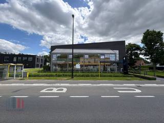 Instapklaar en modern kantoor van 345 m² te huur op de 1ste verdieping van een commercieel pand met uitstekende zichtbaarheid langs...