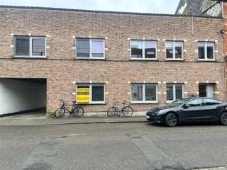 Dit gelijkvloers-appartement is gelegen op wandelafstand van centrum Mechelen en nabij oprit E19 Mechelen-Brussel.Het appartement omvat een...