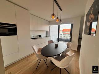 Dit volledig gemeubileerde duplex-appartement in Duinenwater te Knokke is prachtig afgewerkt en beschikt over zonnige terrassen met zicht op het...