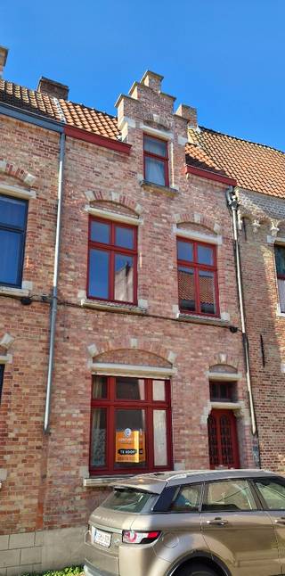 Brugge centrum: deze ruim bemeten woning is gelegen in een rustige en aangename straat die de Langestraat verbindt met de Vesten. Deze te vernieuwen woning is op heden ingedeeld in twee woongelegenheden. Op gelijkvloers appartement met living, keuken/eetkamer, berging en terras. Tevens een slaapkamer en badkamer boven het keukengedeelte. Op de verdieping een woongelegenheid met woonkamer met open keuken, 2 slaapkamers en badkamer. EPC label gelijkvloers C score 224 kWh/m2. EPC label eerste verdiep D score 325 kWh/m2. De woning is tevens volledig asbestvrij. De woning is perfect geschikt voor verbouwing naar een ééngezinswoning die dan de mogelijkheid geeft tot minstens 4 slaapkamers met eventueel bureau/werkruimte. Uiteraard kan de verdere verhuring als twee eenheden bekeken worden, doch dit zal onderhevig zijn aan de nodige aanvragen en vergunningen. Wilt u samen de mogelijkheden van dit mooie gebouw bekijken? Bel op nr 0475/812 810 of 050/70 70 00.