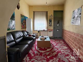 Te renoveren woning te koop in Harelbeke.<br />Bent u op zoek naar een te renoveren woning met heel wat mogelijkheden? <br />Bij het betreden van de woning komt u terecht in de leefruimte, die aansluit op de keuken. Achteraan bevindt zich een smalle en diepe tuin. Daarnaast beschikt de woning over een kelder.<br /><br />Op de eerste verdieping vindt u een slaapkamer en de badkamer. Via een vaste trap bereikt u de zolderverdieping. Hier kunnen, afhankelijk van uw wensen en de indeling, één ruime of zelfs twee extra slaapkamers worden gerealiseerd. Deze woning is ongeschikt-onbewoonbaar verklaard door de gemeente. Contacteer vrijblijvend amber@vastgoednorman.be of 0470111712.