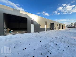 Nieuwbouw KMO-park bestaande uit 7 KMO-units te koop met oppervlaktes tussen 170 m² en 272 m². De strategische ligging vlakbij de N46 zorgt voor een snelle aansluiting richting de E40, wat zorgt voor een vlotte verbinding richting Gent, Brussel en omliggende gemeenten zoals Zottegem en Aalst.<br /><br />De unit van 272 m² maakt deel uit van het Bedrijvenpark Dereadt en is opgebouwd uit een staalconstructie, in combinatie met een betonplint en geïsoleerde sandwichpanelen. De loods heeft een brandklasse C en beschikt over lichtstraten met rookluik, polybetonvloer en een sectionale poort met afzonderlijke toegangsdeur. Dankzij de casco oplevering behoudt u de vrijheid om de afwerking volledig af te stemmen op uw eigen wensen en noden. Tevens 1 parkeerplaats voorzien.<br /><br />Verwachte oplevering september 2026. <br /><br />Heeft u interesse of wenst u graag meer details over dit aanbod? Neem contact op met Gill voor meer info, plannen en lastenboek via het nummer 09 219 90 30.