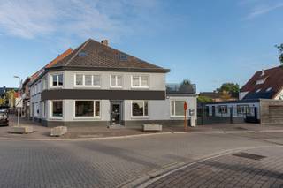 Op een goed bereikbare locatie in Hamont-Achel bevindt zich dit veelzijdige pand, bestaande uit een commercieel gelijkvloers, een ruime garage en een volledig afzonderlijk bereikbaar duplexappartement met twee slaapkamers en een aangenaam terras.<br />Een interessante opportuniteit voor wie wonen en werken wil combineren, maar evengoed voor een investeerder die op zoek is naar een eigendom met verschillende gebruiksmogelijkheden.<br />Handelsruimte<br />Het gelijkvloerse handelspand is momenteel vergund voor de uitbating van een frituur. Dankzij de bestaande commerciële bestemming en praktische indeling biedt het pand mogelijkheden voor een ondernemer die hier zijn eigen zaak wenst uit te bouwen.<br />De elektrische installatie van het handelspand is conform.<br />Aansluitend beschikt het gebouw over een ruime garage, wat zowel voor professioneel gebruik als voor bijkomende opslag een belangrijke meerwaarde vormt.<br />Duplexappartement<br />Het duplexappartement beschikt over een volledig aparte toegang, waardoor het woongedeelte duidelijk gescheiden blijft van de handelsactiviteit.<br />Binnen vinden we onder meer een woonkamer, geïnstalleerde keuken, badkamer en maar liefst twee slaapkamers terug. Een bijkomende troef is het ruime terras, waar het aangenaam en rustig vertoeven is.<br />De woning is voorzien van dubbele beglazing, PVC-raamwerk en verwarming op aardgas.<br />Voor het duplexappartement werd een EPC-label C vastgesteld. De elektrische installatie van het appartement is momenteel niet conform.<br />Troeven:<br />Handelspand met afzonderlijk duplexappartement<br />Handelsruimte vergund als frituur<br />Volledig aparte toegang tot het appartement<br />2 slaapkamers<br />Mooi en ruim terras<br />Ruime garage<br />Elektriciteit handelspand conform<br />EPC appartement: label C<br />Verwarming op aardgas<br />Dubbele beglazing en PVC-raamwerk<br />Interessant voor eigen uitbating, combinatie wonen/werken of als investering<br />Perceel van 319 m²<br /><br />Een eigendom met bijzonder veel mogelijkheden dankzij de combinatie van commerciële ruimte, woongelegenheid, garage en afzonderlijke toegangen.<br />Interesse in deze veelzijdige eigendom? Contacteer ons voor meer informatie of een bezichtiging.