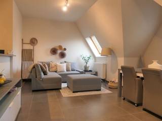 <p><span>De prachtige Residentie ‘De Gouden Leeuw’ ligt pal in het centrum van Diksmuide, waardoor u alles bij de hand hebt van kleinhandel, openbaar vervoer en school. U vindt in deze residentie het luxe appartement met 3 slaapkamers, een zonneterras, private kelderberging en garage.</span></p><p><span>Het instapklare appartement is voorzien van een mooie inkomhall, apart gastentoilet, gezellige leefruimte met zit- en eethoek, een open keuken ingericht met degelijke toestellen van het merk Smegg en met een naastliggende berging waar de nodige aansluitingen zijn voor was- en droogmachine.</span></p><p><span>Er zijn 3 slaapkamers voorzien van een laminaatvloer en een ingerichte badkamer met ligbad met douchemogelijkheid en dubbele lavabo in meubel.</span></p><p><span>In het kelderverdiep van het gebouw is er nog een ruime kelderberging en garagebox met geautomatiseerde garagepoort aanwezig.</span></p><p><span>Er werd bij de afwerking extra aandacht besteed aan kwalitatieve materialen.</span></p><p><span>Luxueus wonen op wandelafstand van de Grote Markt. Laat u verrassen door dit exclusief aanbod! Aarzel niet en plan uw bezoek.</span></p><p><span> </span></p>